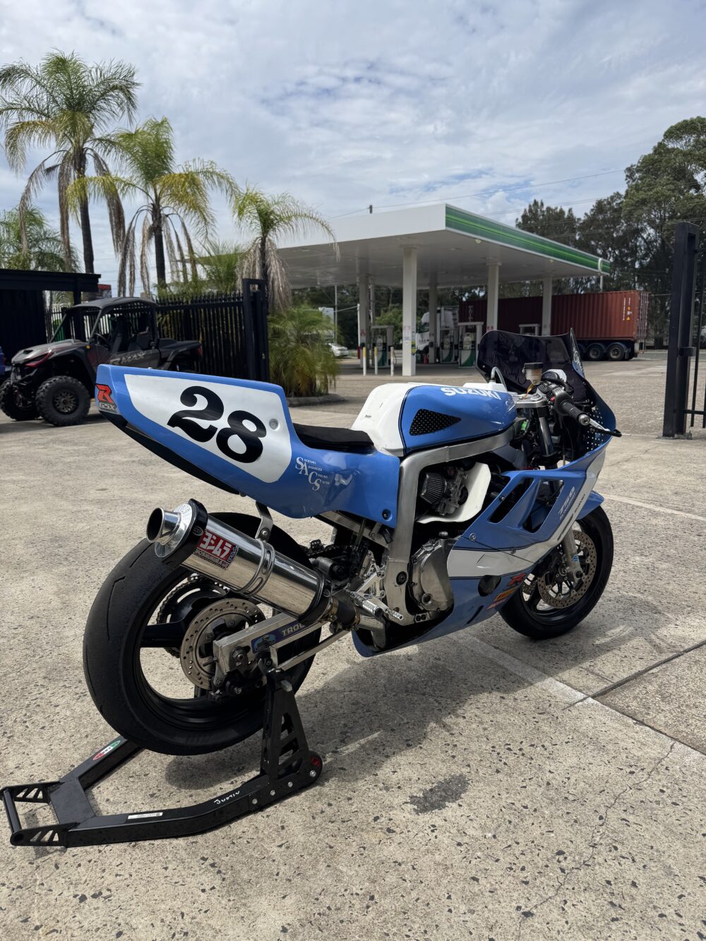 SUZUKI GSX750R 1989 PERIOD 6 RACE TRACK BIKE - Image 4