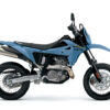 A SUZUKI DR-Z 4SM motorcycle in blue is displayed in profile against a white background.